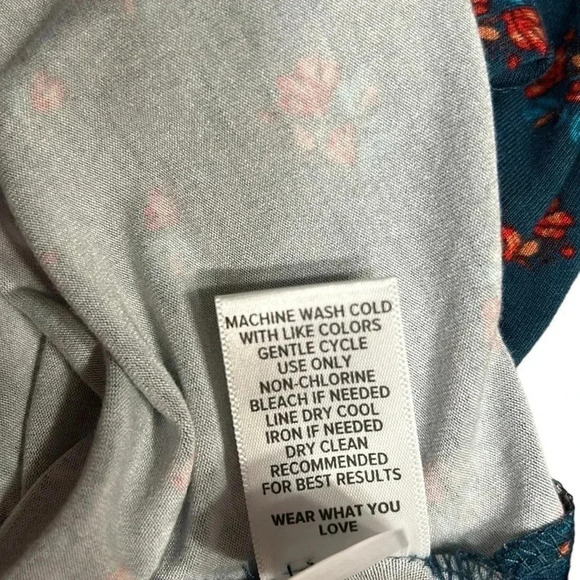 Super Soft by Torrid, jersey knit V- Neck,tunic. Short sleeves, floral,comfy NWT - Picture 9 of 9